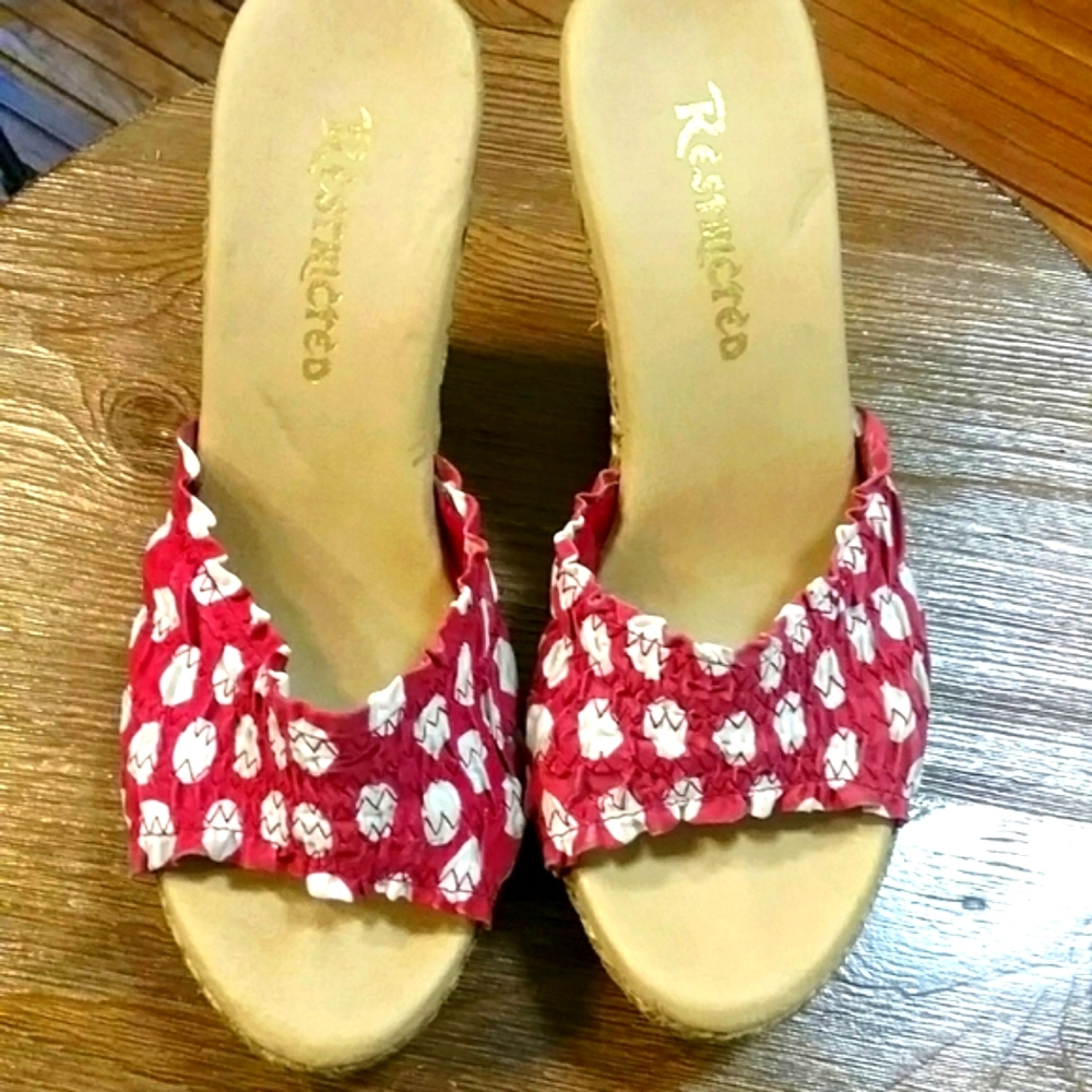 Pair wedge slip on red/white shoes - Picture 3 of 8